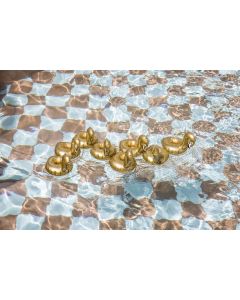Porte-gobelet gonflable en forme de cygne doré