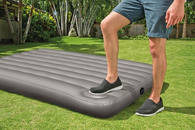 Matelas gonflable avec pompe à pied